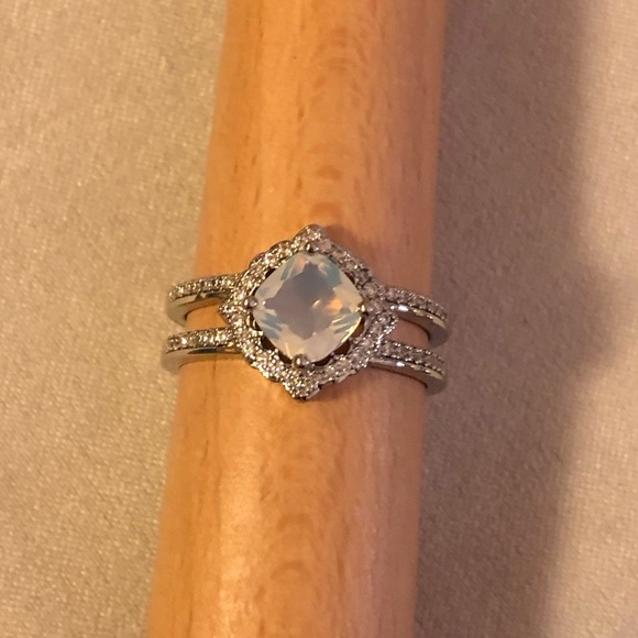 EUC Ring Bomb Party CZ & Lab Created Stone Double Band Ring, SZ 9 - Picture 2 of 11